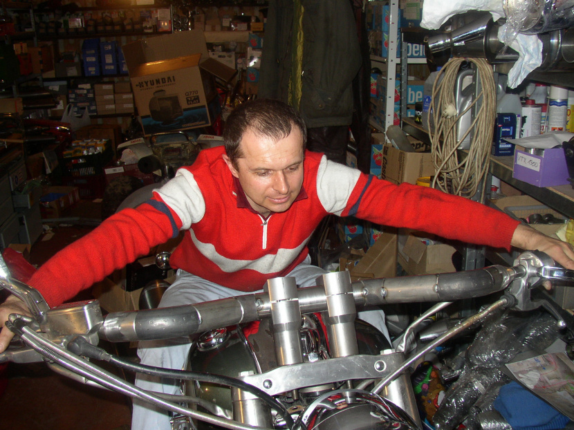 Špecialista "Pepo" pri kontrole šírky riadidiel