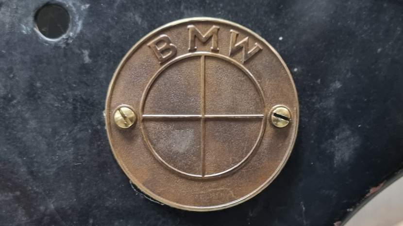 mosadzný rámový znak BMW