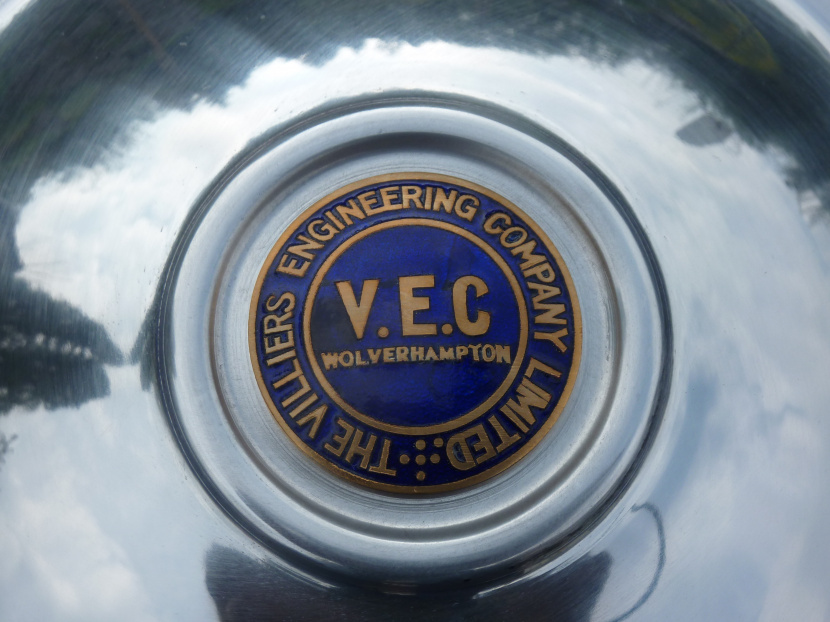 znak V.E.C. (The Villiers Engineering Company) smaltovaný