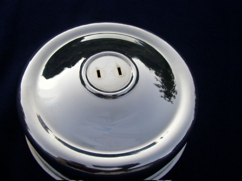 kryt dynama JAWA 175 - 250 s otvormi na osadenie smaltovaného znaku