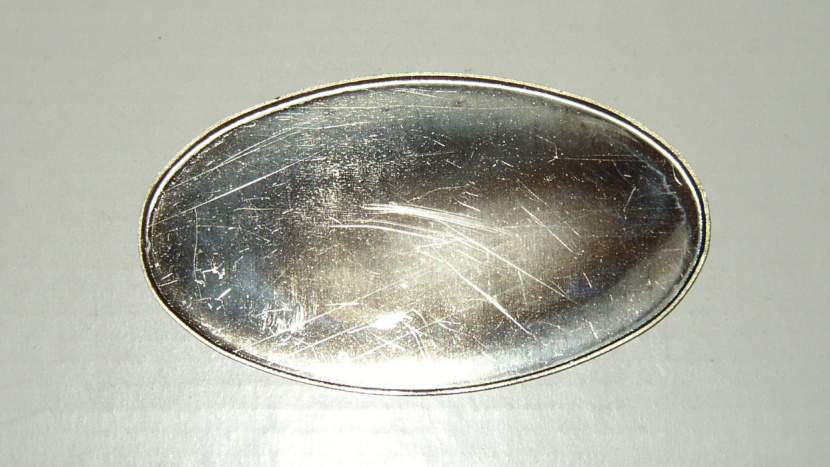 mosadzný, niklovaný držiak znaku ŠKODA (nápis)