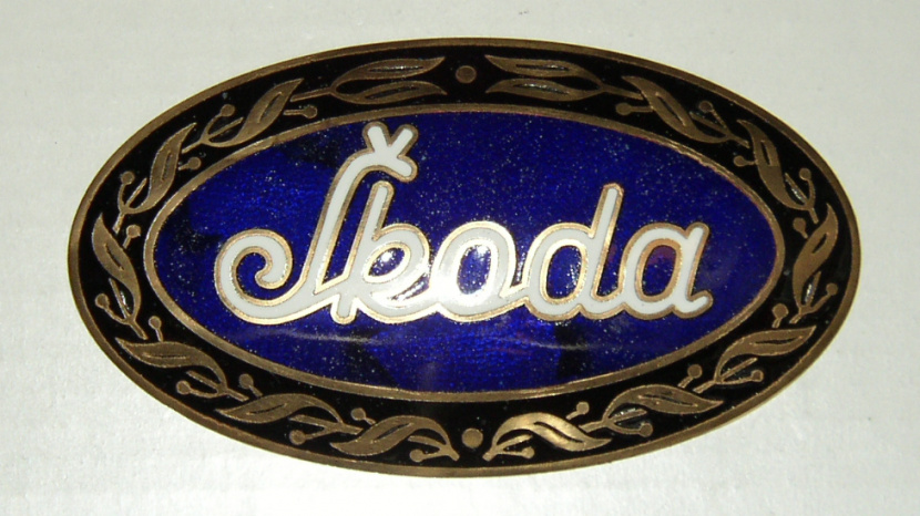 smaltovaný znak ŠKODA (nápis)