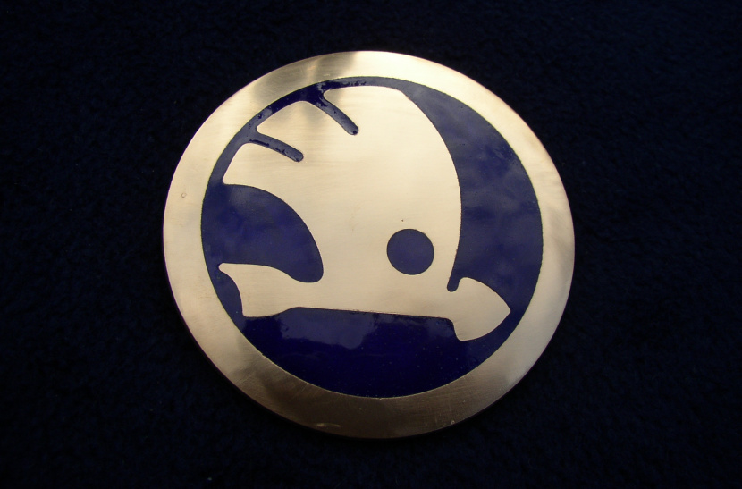 smaltovaný znak ŠKODA (okrídlený šíp)