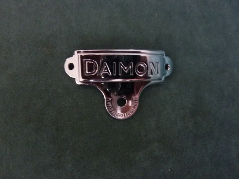 znak DAIMON na rámik svetla DAIMON reflektora STADION S11, Cena 12 €.