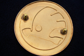 smaltovaný znak ŠKODA (okrídlený šíp)